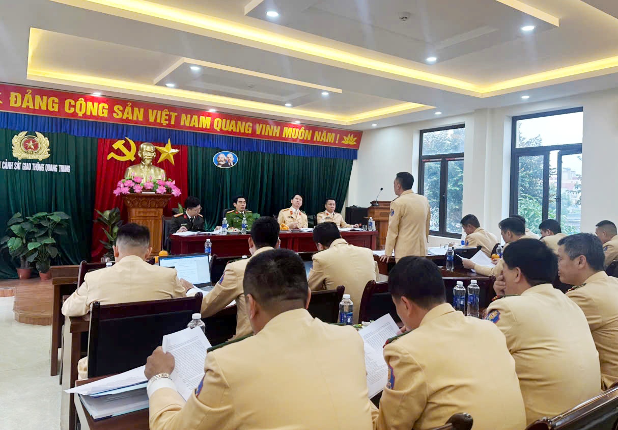 Đại tá Nguyễn Đức Thìn – Phó giám đốc Công an thành phố kiểm tra Trạm Cảnh sát giao thông Quang Trung